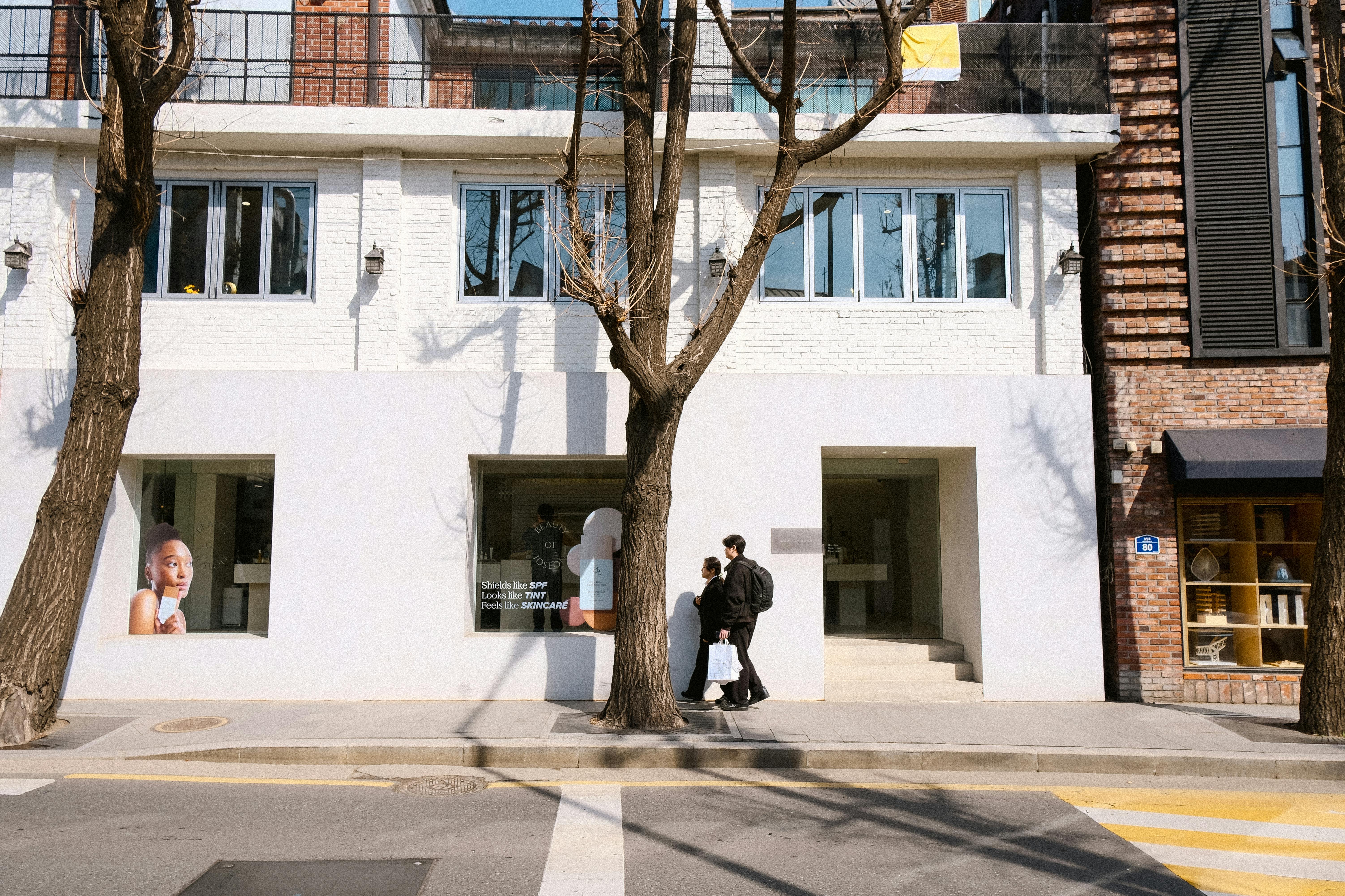 "임대료 0원이라도 제발..." 가로수길의 비명